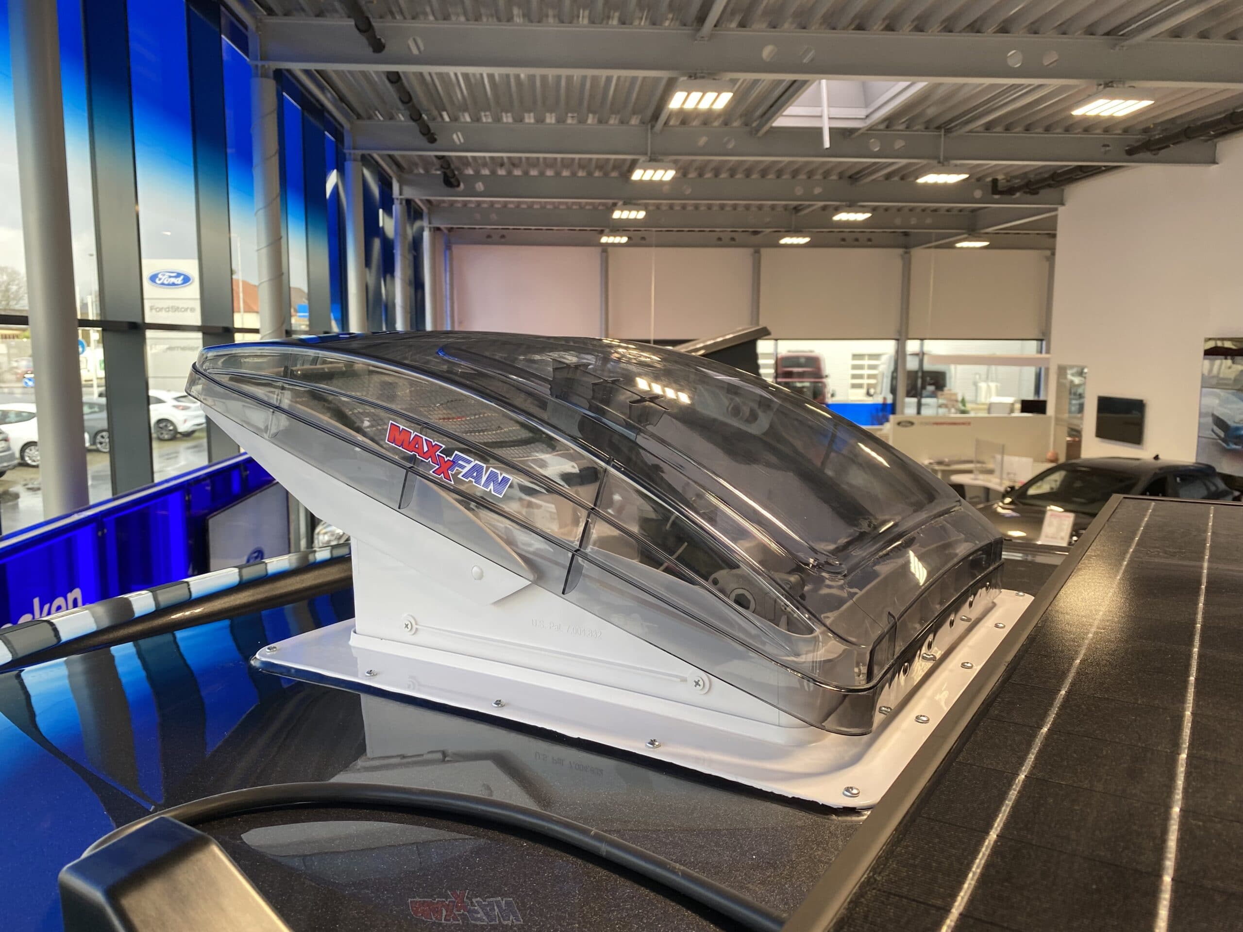 Maxxfan Deluxe hotte de toit / système de ventilation 12 V 40 x 40 cm  transparent - Nugget Store